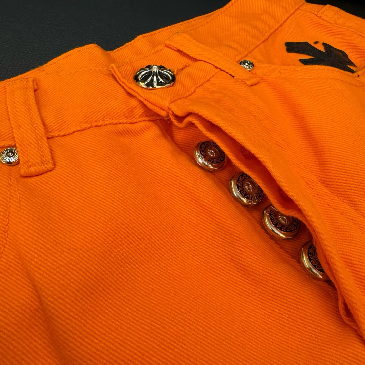🅿️270 Style No.: D263 Chroe Hets CH Chrome Het Orange Color Block Slightly Flared Washed Jeans Ceiling-Level Jeans Hard to Find at the Counter‼ ️ About Zangyin ✅ This is an extremely luxurious fashion brand that can also be called the aristocracy of the high street. It has always been an exclusive brand for some hipsters or the rich second generation. The color of this model is already very eye-catching by using a unique washed material. It is decorated with pink patchwork cross flowers, which cleverly highlights the charm of the brand. Secondly, this model adopts a classic high-waist cut design, which highlights the long legs and fashionable temperament of the upper body. The brand is highly recognizable and the slim-fitting configuration is more suitable for daily wear. The personality will be fashionable and the specifications can be seen at a glance. Materials and technology ✅ Needless to say, this point goes without saying. As an excellent craftsman brand, Zangyin's requirements for details and craftsmanship are really perfect. The washed color of this model has gone through a lot of processes, not to mention the embellishment of the denim appliqués. It is also purely handmade and sewn. Just like what they believe in, only handmade things have soul and have the meaning of wearing. A top-notch heavy-duty fashionable denim item, recommended by both hands‼ ️ Size#(28 30 32 34) Size reference: 28 pants length 101 waist circumference 78 30 pants length 103 waist circumference 82 32 pants length 105 waist circumference 86 34 pants length 106 waist circumference 90